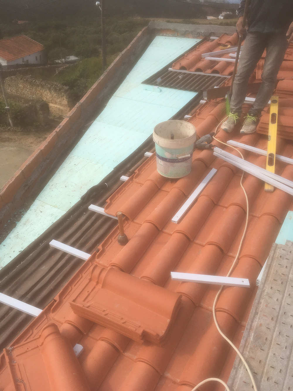 2 - Amostra de telhado a ser executado em madeira com isolamento e sub telha ripa de PVC e telha de barro normal Passo Dilhas -Mafra 2018