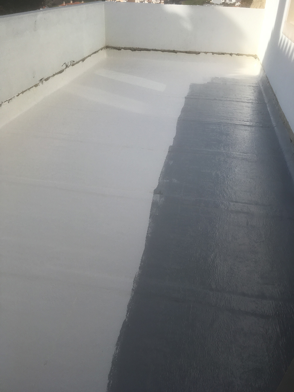3 - Isolamento do terraço aplicação de duas demãos de poliuretano por cima da tela pronto a aplicar o geotextil e betonilha