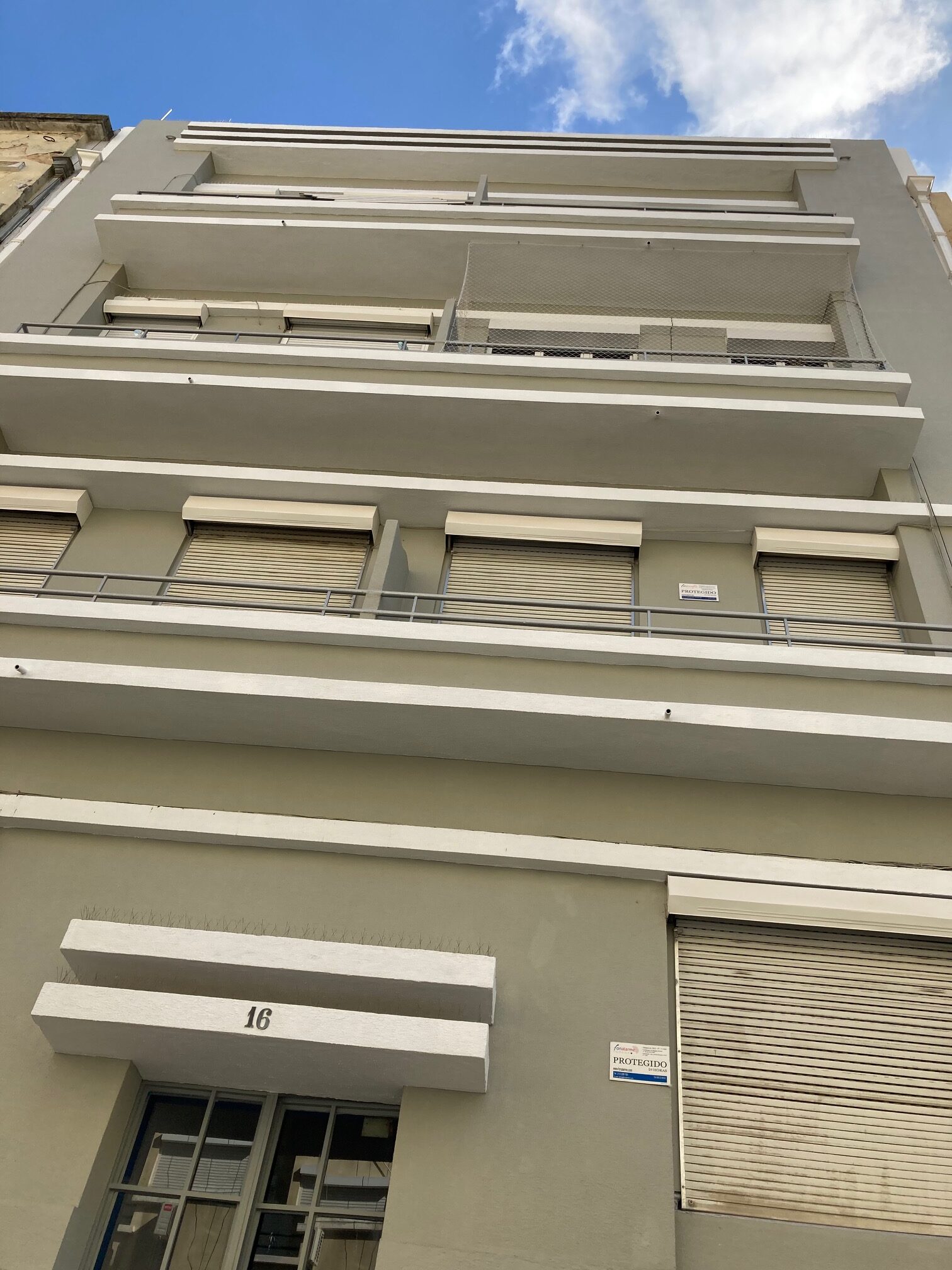 Reparação 2 fachadas do prédio, escada de emergência, paredes e escada interior do prédio Rua Rosa Damasceno -Lisboa