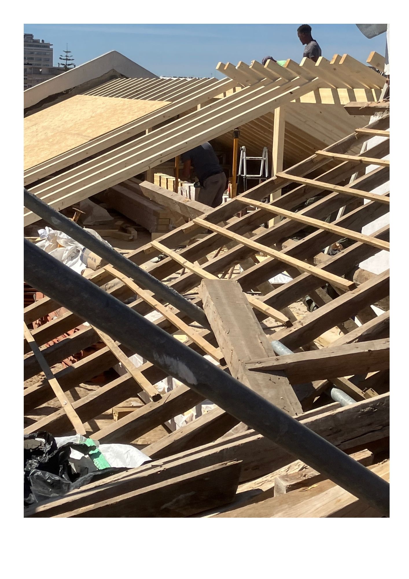 3 Inicio da aplicação dos barrotes novos na cobertura do prédio