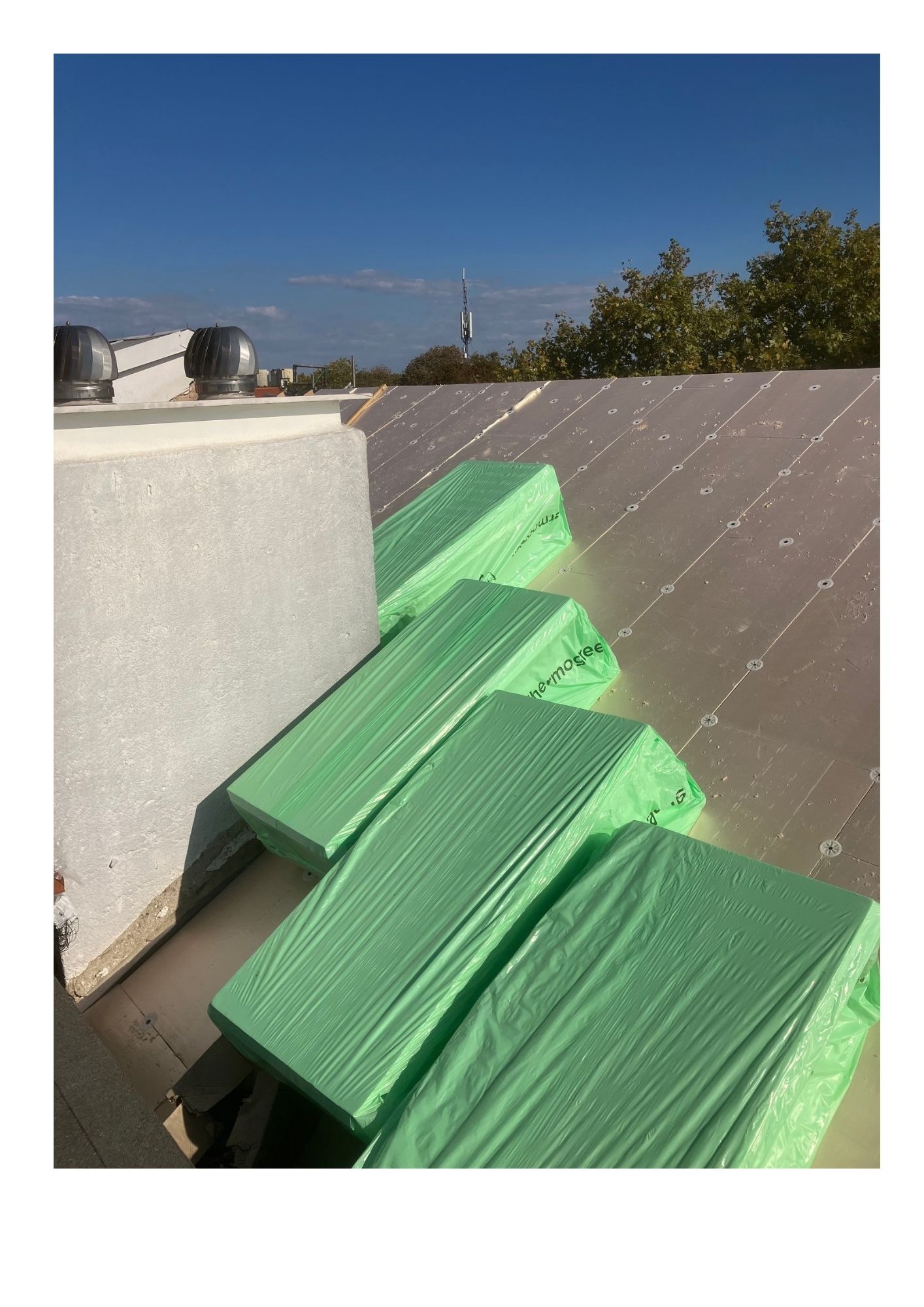 5 Colocação de manta respirável por cima das chapas de OSB, antes de aplicar o isolamento térmico XPS de 6 cm