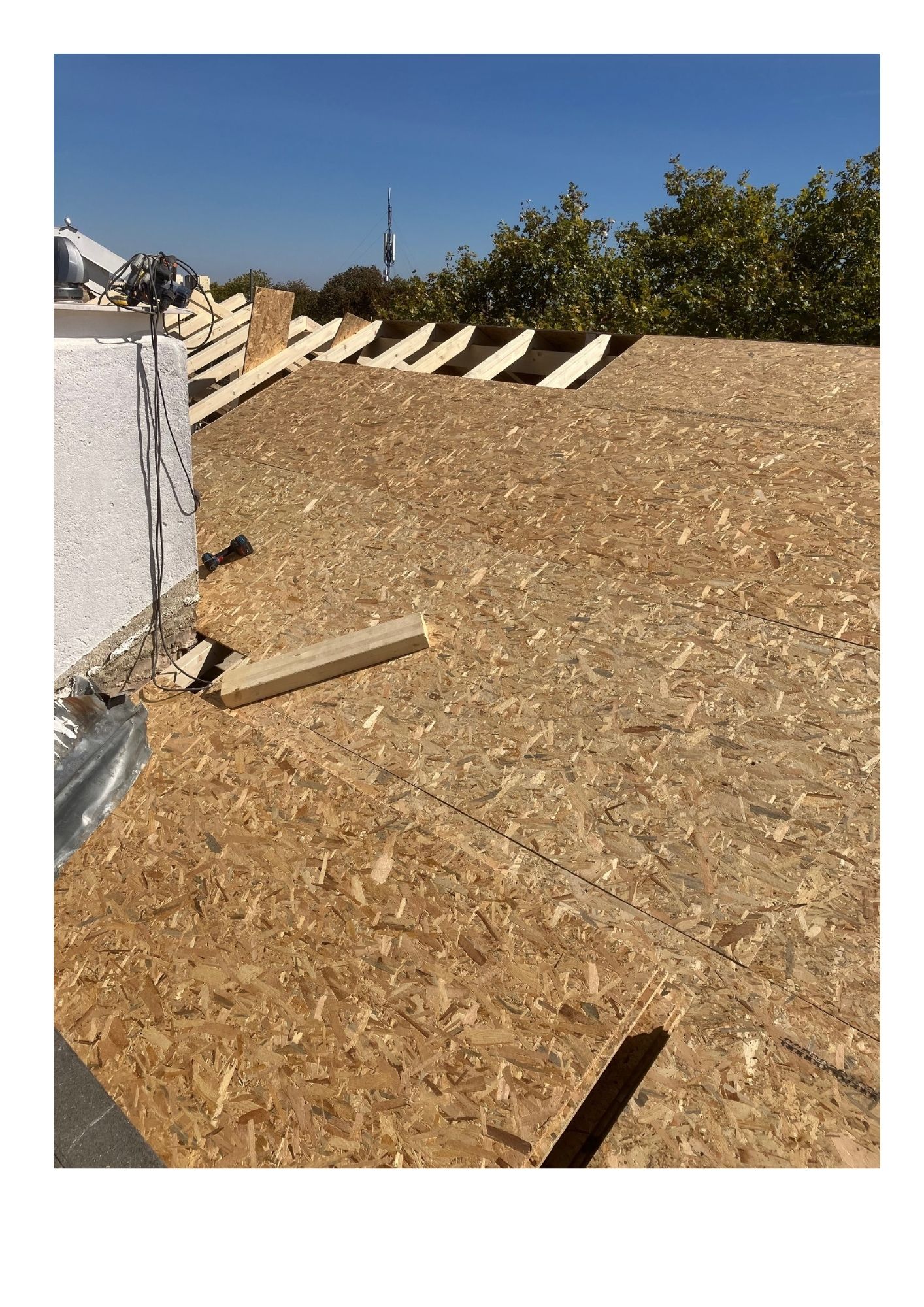 6 Novo madeiramento com chapas OSB (aplicadas por cima dos barrotes) para se aplicar isolamento por cima das chapas OSB