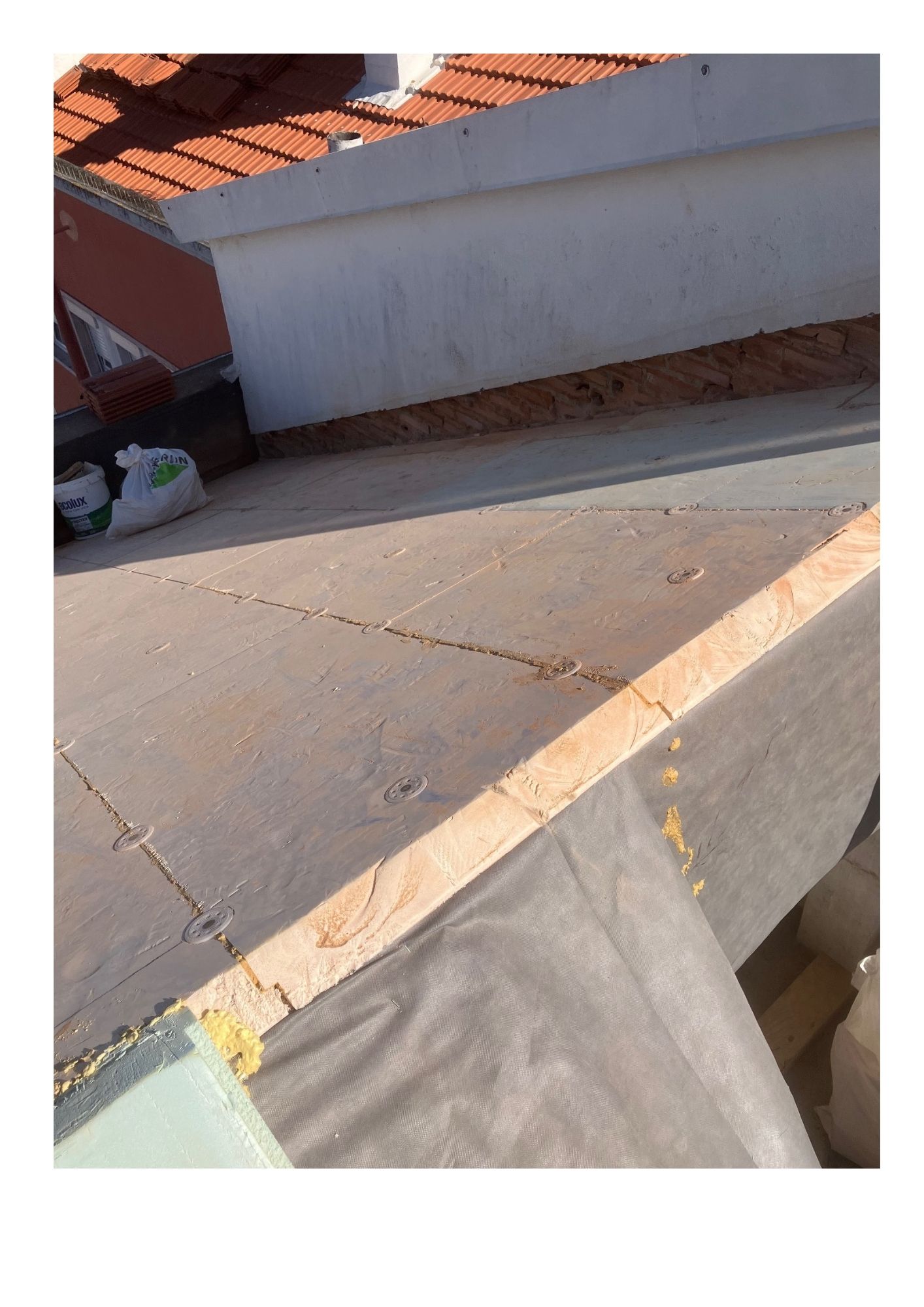 8 Inicio de aplicação do isolamento térmico na cobertura do telhado.pdf